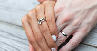 Que signifie une bague à l’annulaire de la main droite ?