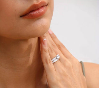 Quel choix entre une bague solitaire ou pavée de diamants ?