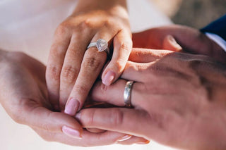 Cadeau de couple : quand le bijou devient un symbole commun