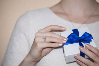 Comment offrir une bague de fiançailles ? Conseils pour une demande inoubliable