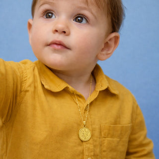 Qui offre la médaille de baptême ?