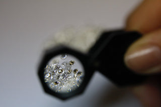 Comment choisir le bon diamant de laboratoire pour votre bague de fiançailles ?