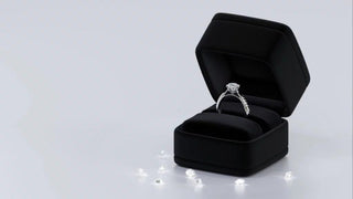 Bague de fiançailles en diamant de laboratoire présentée dans un écrin noir Laveran Paris