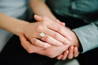À quelle main porter la bague de mariage ? Traditions et conseils