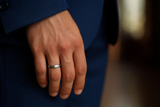 Est-ce que l’homme porte une bague de fiançailles ?