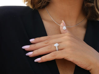 Quel est le prix moyen d'une bague de fiançailles ? Guide 2025