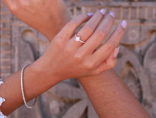 Tout savoir sur l’or blanc : composition, entretien et choix de bijoux