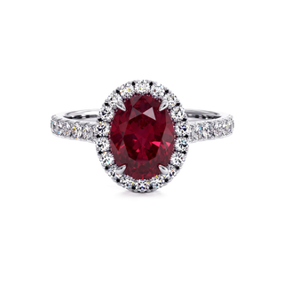 Bague de fiançailles Odéon ovale en rubis de laboratoire (rubis synthétique) avec halo de diamants, or blanc 18 carats