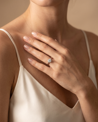 Bague de demande en mariage solitaire Montaigne 6 griffes, diamant de laboratoire rond en or blanc, Laveran Paris