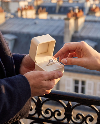 Demande en mariage avec une bague Odéon halo en diamant de laboratoire, Maison Laveran Paris