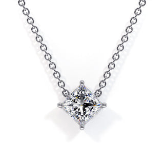 Pendentif Diamant Montaigne Princesse, diamants de laboratoire, or blanc 18 carats ou platine 950 — Maison Laveran Paris