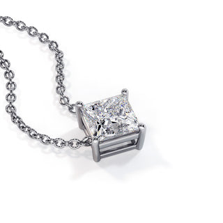 Pendentif Diamant Montaigne Princesse, diamants de laboratoire, or blanc 18 carats ou platine 950 — Maison Laveran Paris