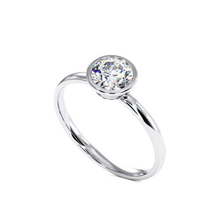 Bague Port Royal, solitaire diamant de laboratoire serti clos, or blanc 18 carats ou platine 950 — Maison Laveran Paris