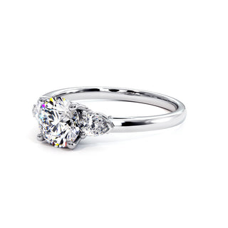 Solitaire Wagram, trilogie de diamants de laboratoire, or blanc 18 carats ou platine 950 — Maison Laveran Paris