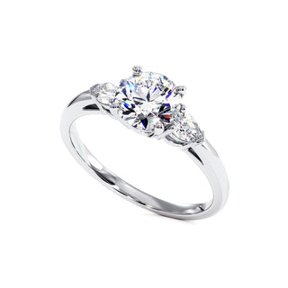 Solitaire Wagram, trilogie de diamants de laboratoire, or blanc 18 carats ou platine 950 — Maison Laveran Paris