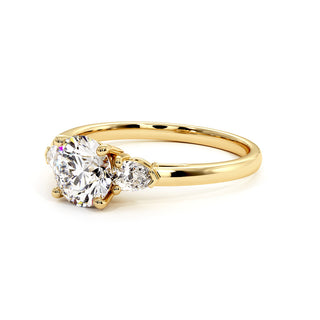 Solitaire Wagram, trilogie de diamants de laboratoire, or jaune 18 carats — Maison Laveran Paris