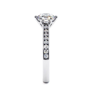 Solitaire Concorde, diamant de laboratoire sur jonc pavé, or blanc 18 carats ou platine 950 — Maison Laveran Paris