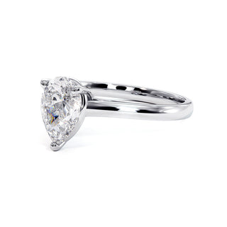 Bague Montaigne Poire, solitaire diamant de laboratoire, or blanc 18 carats ou platine 950 — Maison Laveran Paris