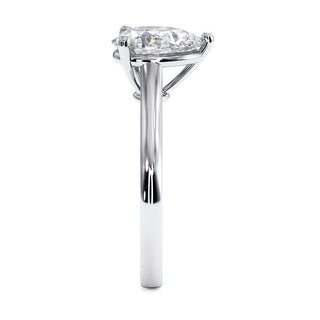 Bague Montaigne Poire, solitaire diamant de laboratoire, or blanc 18 carats ou platine 950 — Maison Laveran Paris