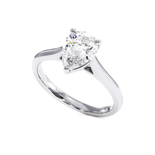 Bague Montaigne Poire, solitaire diamant de laboratoire, or blanc 18 carats ou platine 950 — Maison Laveran Paris