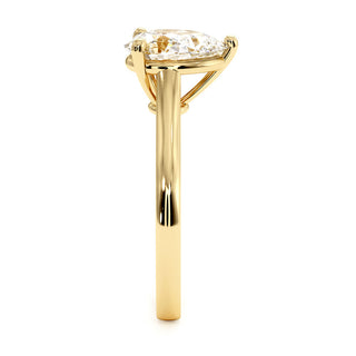 Bague Montaigne Poire, solitaire diamant de laboratoire, or jaune 18 carats — Maison Laveran Paris