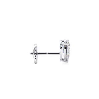 Boucles d'Oreilles Montaigne Diamant Poire, puces solitaires en diamants de laboratoire, or blanc 18 carats ou platine 950 — Maison Laveran Paris