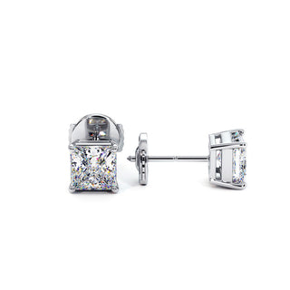 Boucles d'Oreilles Montaigne Diamant Princesse, puces solitaires en diamants de laboratoire, or blanc 18 carats ou platine 950 — Maison Laveran Paris