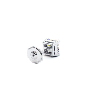 Boucles d'Oreilles Montaigne Diamant Princesse, puces solitaires en diamants de laboratoire, or blanc 18 carats ou platine 950 — Maison Laveran Paris