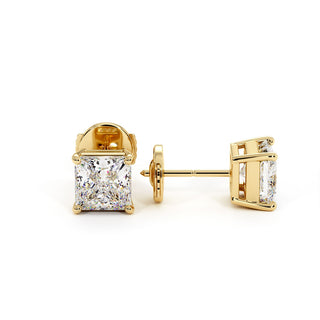 Boucles d'Oreilles Montaigne Diamant Princesse, puces solitaires en diamants de laboratoire, or jaune 18 carats — Maison Laveran Paris