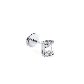 Boucles d'Oreilles Montaigne Diamant Taille Émeraude, puces solitaires en diamants de laboratoire, or blanc 18 carats ou platine 950 — Maison Laveran Paris