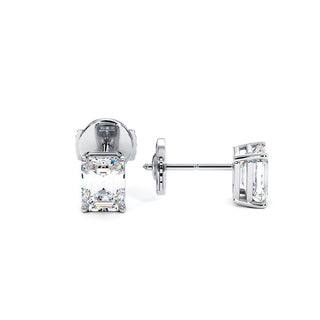 Boucles d'Oreilles Montaigne Diamant Taille Émeraude, puces solitaires en diamants de laboratoire, or blanc 18 carats ou platine 950 — Maison Laveran Paris