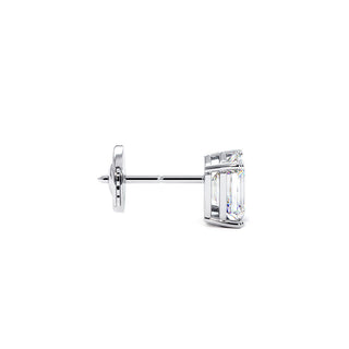 Boucles d'Oreilles Montaigne Diamant Taille Émeraude, puces solitaires en diamants de laboratoire, or blanc 18 carats ou platine 950 — Maison Laveran Paris