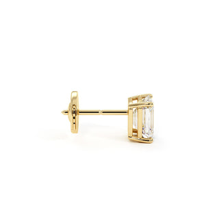 Boucles d'Oreilles Montaigne Diamant Taille Émeraude, puces solitaires en diamants de laboratoire, or jaune 18 carats — Maison Laveran Paris