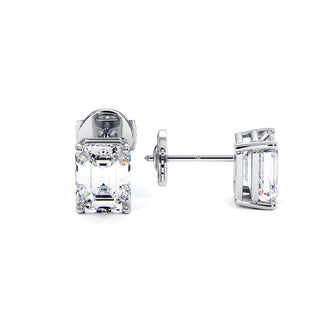 Boucles d'Oreilles Montaigne Diamant Taille Émeraude, puces solitaires en diamants de laboratoire, or blanc 18 carats ou platine 950 — Maison Laveran Paris