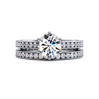 Demi-Alliance Concorde portée avec un solitaire, or blanc 18 carats ou platine 950 — Maison Laveran Paris