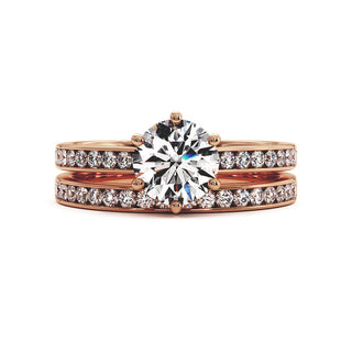 Demi-Alliance Concorde portée avec un solitaire, or rose 18 carats — Maison Laveran Paris