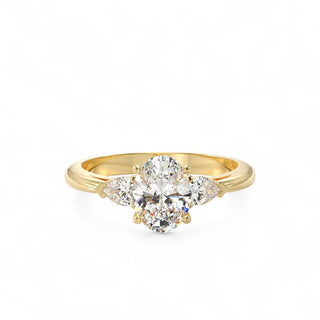 Solitaire Wagram Ovale, trilogie de diamants de laboratoire, or jaune 18 carats — Maison Laveran Paris