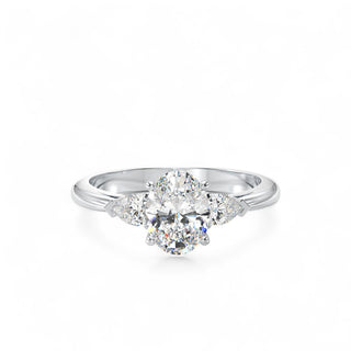 Solitaire Wagram Ovale, trilogie de diamants de laboratoire, or blanc 18 carats ou platine 950 — Maison Laveran Paris