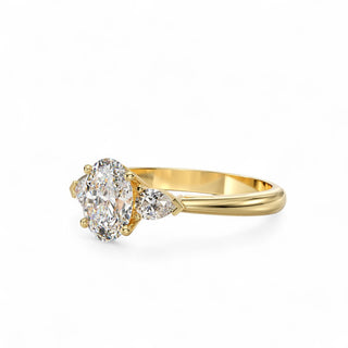 Solitaire Wagram Ovale, trilogie de diamants de laboratoire, or jaune 18 carats — Maison Laveran Paris