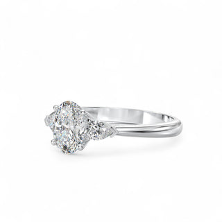 Solitaire Wagram Ovale, trilogie de diamants de laboratoire, or blanc 18 carats ou platine 950 — Maison Laveran Paris
