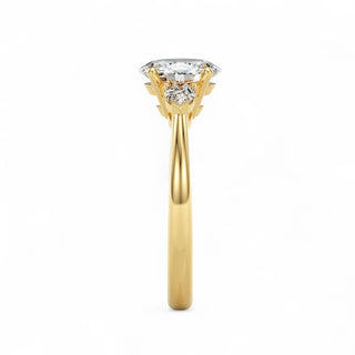 Solitaire Wagram Ovale, trilogie de diamants de laboratoire, or jaune 18 carats — Maison Laveran Paris