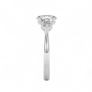 Solitaire Wagram Ovale, trilogie de diamants de laboratoire, or blanc 18 carats ou platine 950 — Maison Laveran Paris