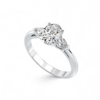 Solitaire Wagram Ovale, trilogie de diamants de laboratoire, or blanc 18 carats ou platine 950 — Maison Laveran Paris