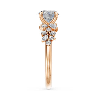Bague de fiançailles Sévigné, diamant rond et épaules serties de marquises et brillants, or rose 18 carats — Maison Laveran Paris