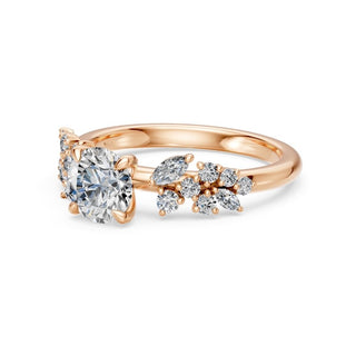 Bague de fiançailles Sévigné, diamant rond et épaules serties de marquises et brillants, or rose 18 carats — Maison Laveran Paris