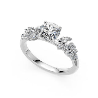 Bague de fiançailles Sévigné, diamant rond et épaules serties de marquises et brillants, or blanc 18 carats ou platine 950 — Maison Laveran Paris