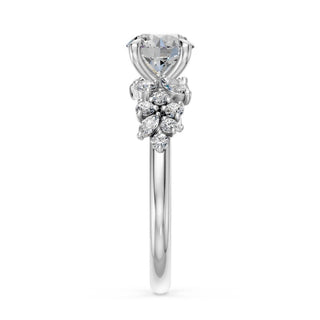 Bague de fiançailles Sévigné, diamant rond et épaules serties de marquises et brillants, or blanc 18 carats ou platine 950 — Maison Laveran Paris