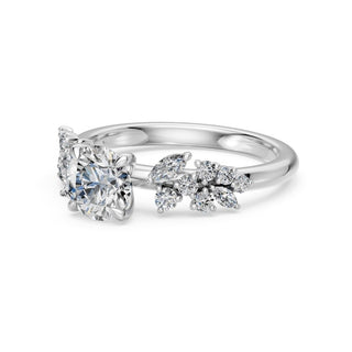 Bague de fiançailles Sévigné, diamant rond et épaules serties de marquises et brillants, or blanc 18 carats ou platine 950 — Maison Laveran Paris
