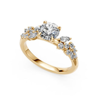 Bague de fiançailles Sévigné, diamant rond et épaules serties de marquises et brillants, or jaune 18 carats — Maison Laveran Paris