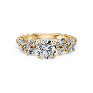 Bague de fiançailles Sévigné, diamant rond et épaules serties de marquises et brillants, or jaune 18 carats — Maison Laveran Paris